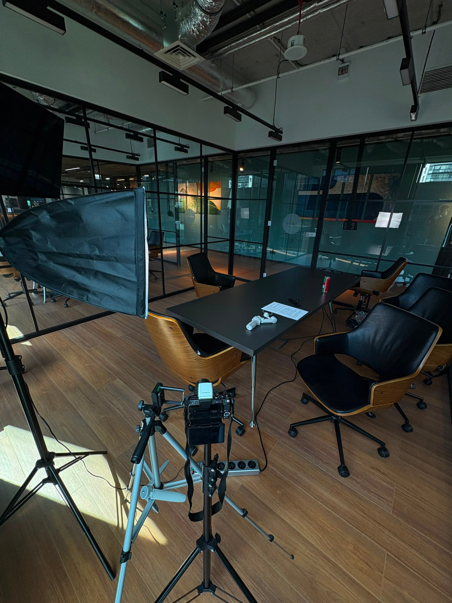 Profesjonalne studio wideo z kamerą, oświetleniem i przestrzenią do nagrań dla firm